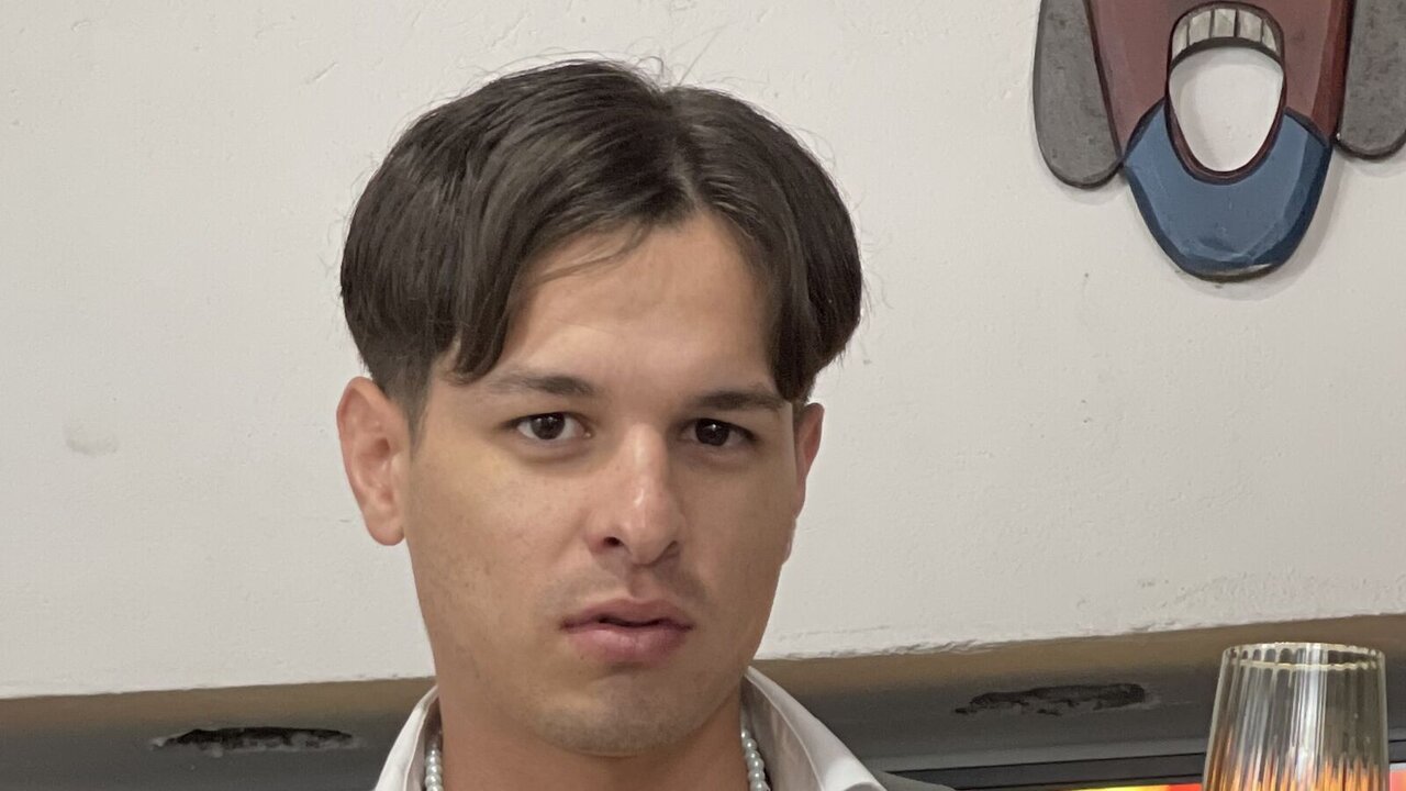 Live Porn Camera of LeonMiller